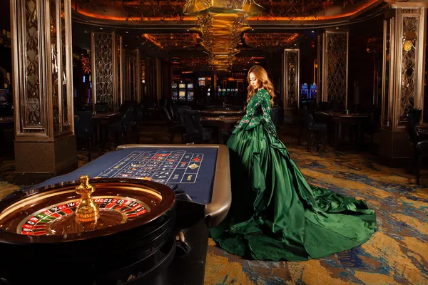 একজন তরুণী তার ফোনে আরাম করে গেম খেলছেন, আর চারপাশে ভাসছে ডায়নামিক ক্যাসিনো উপাদান—যা 6777DETT অ্যাপের মসৃণ মোবাইল অভিজ্ঞতাকে ফুটিয়ে তোলে।