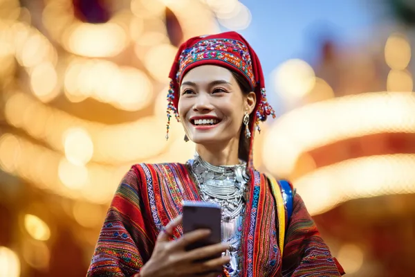 উজ্জ্বল স্লট মেশিনের পাশে এক স্টাইলিশ নারী, যেখানে জ্বলে উঠছে ‘সেভেন’—যা 6777DETT–এর শীর্ষ স্লটগুলোর বৈচিত্র্যকে উপস্থাপন করে।