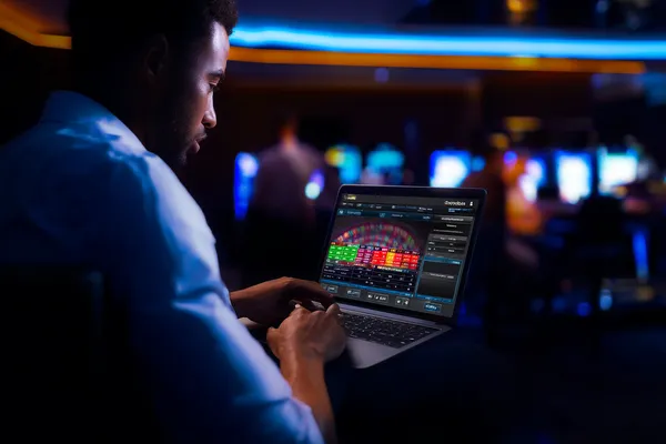 সোনালি কয়েনের ঝর্ণার মধ্যে ঘূর্ণায়মান একটি রুলেট চাকার ক্লোজ-আপ—যা 6777DETT–এ গভীর ক্যাসিনো অ্যাকশনকে তুলে ধরে।