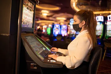 একটি উৎসবমুখর অনুষ্ঠানে স্মার্টফোন ব্যবহার করছেন একজন খেলোয়াড়—যা 6777DETT–এর সম্পূর্ণ মোবাইল-ফ্রেন্ডলি অভিজ্ঞতাকে তুলে ধরে।