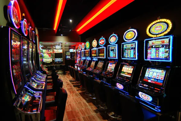 ক্যাসিনো চিপে ঘেরা এক আত্মবিশ্বাসী ডিলার খেলোয়াড়দের 6777DETT অ্যাকাউন্টে লগইন করতে আহ্বান করছেন—যা দ্রুত ও সহজ লগইন সুবিধাকে উপস্থাপন করে।